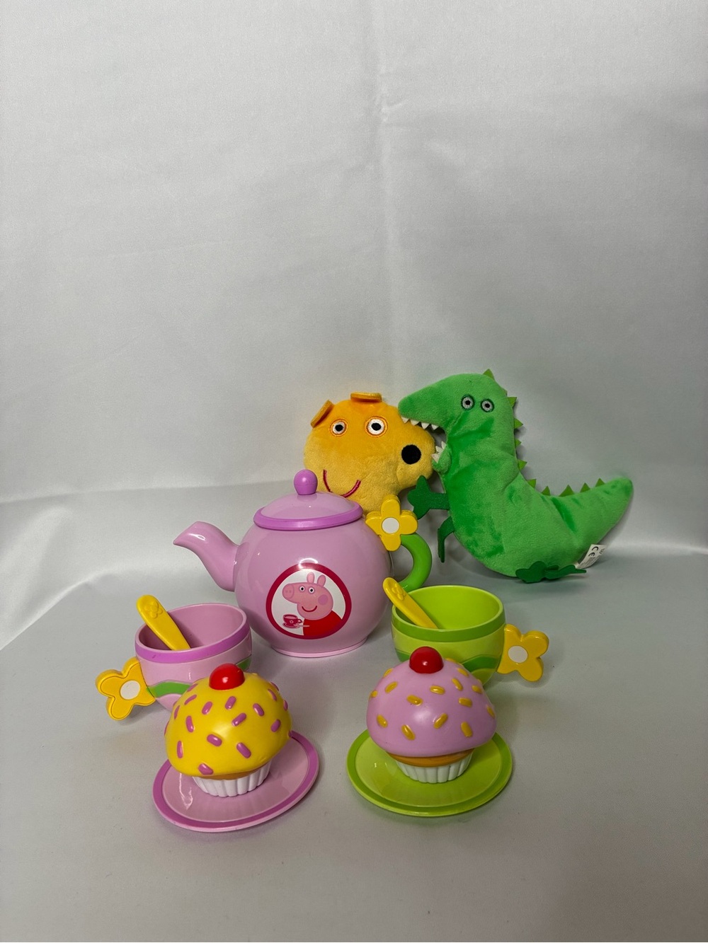 Peppa Pig Pink Teapot Playset with Green Cups and Colorful Plush Friends